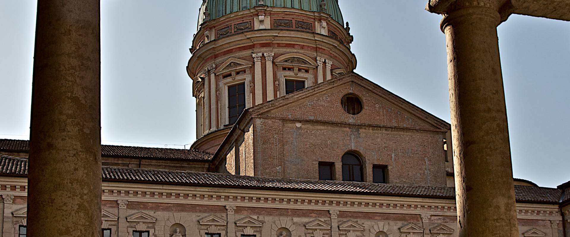 La chiesa vista dai chiostri foto di Caba2011
